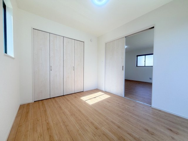 三郷市番匠免1丁目　新築戸建　全5棟　D号棟の洋室|1階リビング横の洋室はお子様の遊び場やお昼寝スペースとしても活用できます