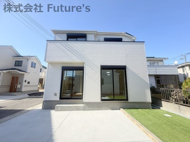 三郷市番匠免1丁目　新築戸建　全5棟　D号棟の外観|最寄りバス停まで徒歩4分、駅へスムーズにアクセス可能
