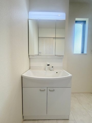 三郷市番匠免1丁目　新築戸建　全5棟　D号棟の独立洗面台|三面鏡付きシャワードレッサーで朝の準備も快適
