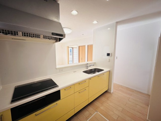 【キッチン】 | 千葉市稲毛区園生町　中古戸建　スポーツセンター駅 | 家族の会話が弾む対面式キッチン。IHコンロに交換済みなので、火を使わず夏場の調理も涼しく快適です 。お手入れもサッと拭くだけ！！