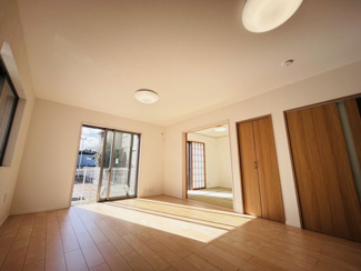 【居間・リビング】 | 千葉市稲毛区園生町　中古戸建　スポーツセンター駅 | 南西向きの窓から午後までたっぷり陽が入る、約16.3帖のリビング 。フローリングも上張りリフォーム済みでピカピカです 。家族みんなが自然と集まりたくなる、明るく開放的な空間です。