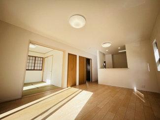 【居間・リビング】 | 千葉市稲毛区園生町　中古戸建　スポーツセンター駅 | 広々としたリビングはご家族が集まりやすくコミュニケーションをとる機会が増え賑やかにお過ごしいただけます！