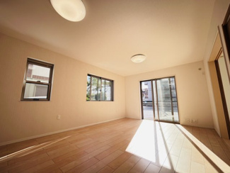 【居間・リビング】 | 千葉市稲毛区園生町　中古戸建　スポーツセンター駅 | 南西向きのリビングは日がよく当たりぽかぽかお過ごしいただけます！
光熱費削減にもつながります！