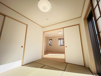 【和室】 | 千葉市稲毛区園生町　中古戸建　スポーツセンター駅 | リビング横の和室は、畳の表替えと襖・障子の張替えを完了 。ゴロンと横になれる癒やしのスペースです。キッチンから目が届きやすいので、小さなお子様の遊び場やお昼寝スペースとしても大活躍します。