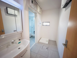 【脱衣所】 | 千葉市稲毛区園生町　中古戸建　スポーツセンター駅 | 洗面化粧台の交換に加え、床（フロアタイル）も貼り替えて清潔感アップ 。洗濯パンや水栓も新しくなっているので、水漏れの心配なく新生活を始められます。