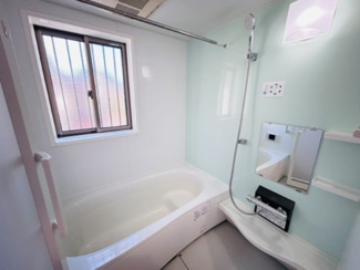 【浴室】 | 千葉市稲毛区園生町　中古戸建　スポーツセンター駅 | 浴室暖房乾燥機付きで1年中快適にご利用できます。
暑い日は涼風、寒い日は暖房とストレスなく利用できます。