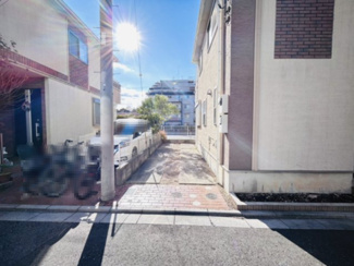 【駐車場】 | 千葉市稲毛区園生町　中古戸建　スポーツセンター駅 | 縦列駐車2台分になります。
車どおりが少ないので出し入れがスムーズに行えます。