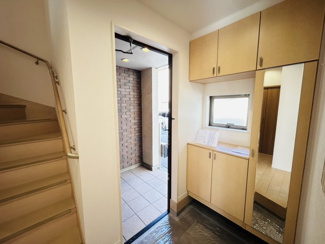 【玄関】 | 千葉市稲毛区園生町　中古戸建　スポーツセンター駅 | 鏡付きのシューズボックスがある玄関。お出かけ前の身だしなみチェックもバッチリです。床のフロアタイルも新しくなり 、お客様を気持ちよくお迎えできる明るいエントランスになりました。