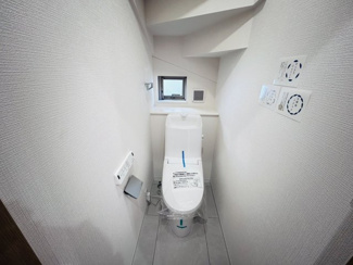 【トイレ】 | 千葉市稲毛区園生町　中古戸建　スポーツセンター駅 | 1階と2階、両方のトイレを温水洗浄便座一体型に交換しました 。朝の準備で忙しい時間帯も、トイレ待ちのストレスがなくて助かりますね。