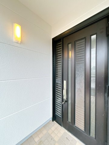 筑西市下岡崎2丁目の玄関|玄関まわりもリフォーム済みで清潔感があります！毎日の「ただいま」が気持ちよく迎えられそうです！