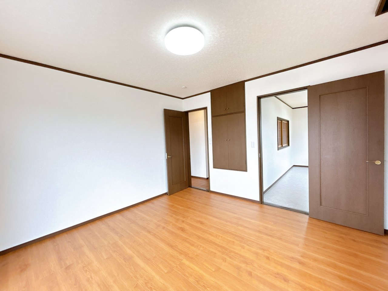 筑西市下岡崎2丁目の洋室|2面採光で明るさを感じやすい洋室です！主寝室や子ども部屋としても使いやすい広さがあります！