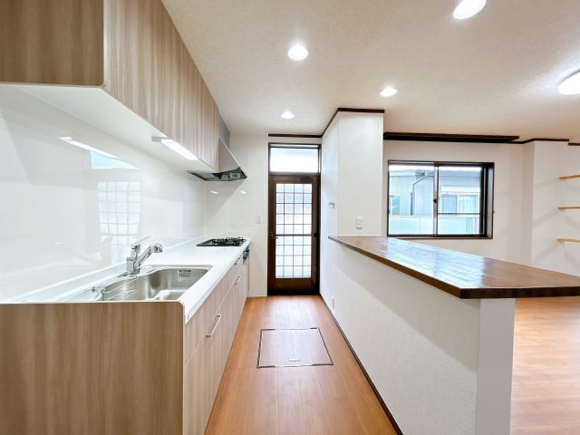 筑西市下岡崎2丁目のキッチン|新品交換済みのキッチンで気持ちよくお料理スタート！作業スペースも広く、毎日の家事もはかどりそうです！