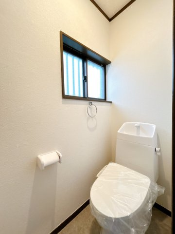 筑西市下岡崎2丁目のトイレ|窓付きで明るく換気もしやすいトイレです！リフォーム済みなので気持ちよく使えます！