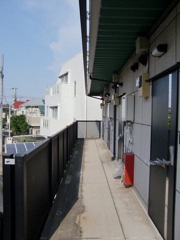 目黒区中目黒５丁目のアパートのエントランス|２階部分共用廊下