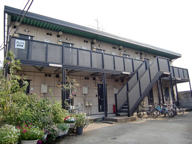 目黒区中目黒５丁目のアパートのエントランス|高台に立地／緑に囲まれた住環境