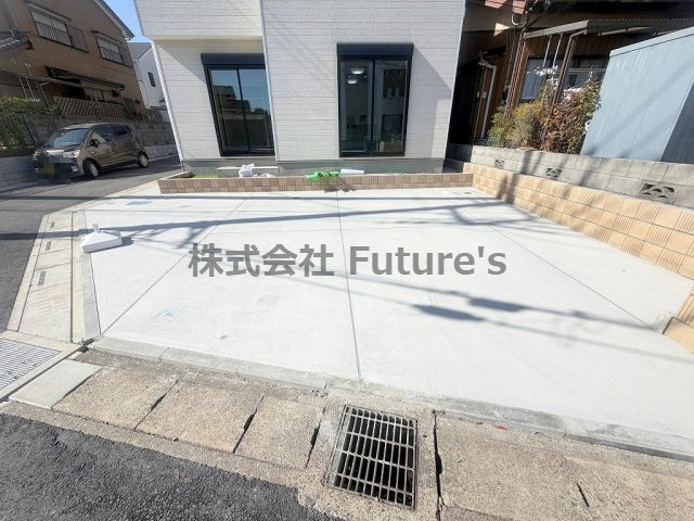 三郷市番匠免1丁目　新築戸建　全5棟　E号棟の駐車場|家族の車＋来客用にも便利な並列2台駐車