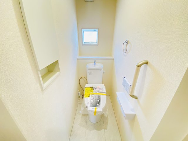 新築　太田市鳥山中町　Blooming　Garden　2号棟のトイレ|現地写真　節水タイプのウォシュレット付きトイレ、水道料節約に一役買います！							

