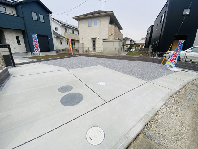 新築　太田市鳥山中町　Blooming　Garden　2号棟の駐車場|現地写真　駐車スペースは並列4台分可能です！

