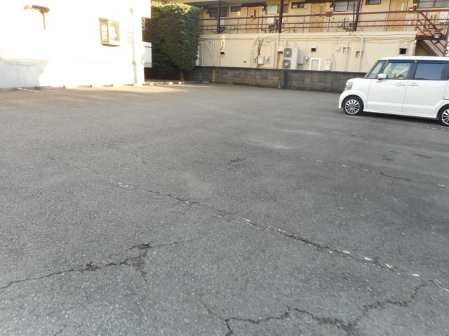タウンコートオオタの駐車場
