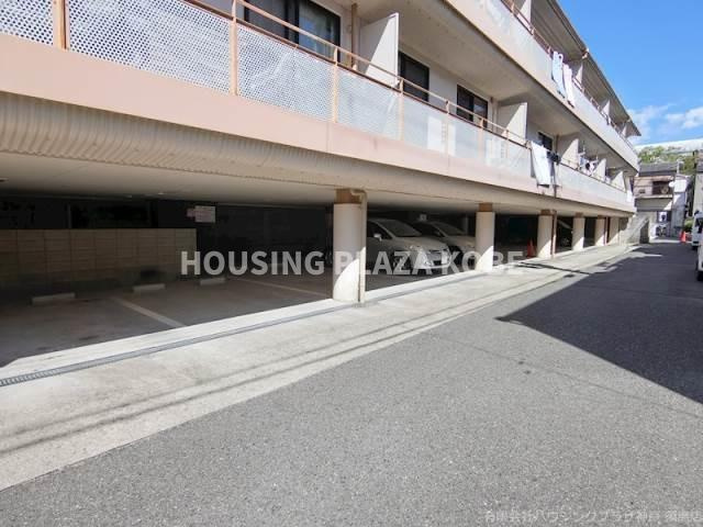 エクレール衣掛の駐車場