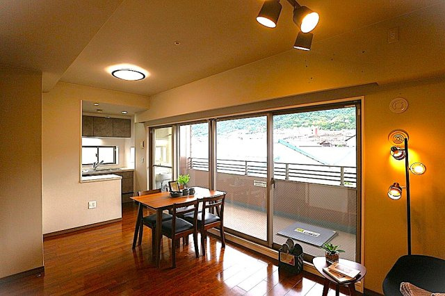 【居間・リビング】 | メゾンドール瓢箪山　★ペット可・角部屋 | 角部屋物件です！