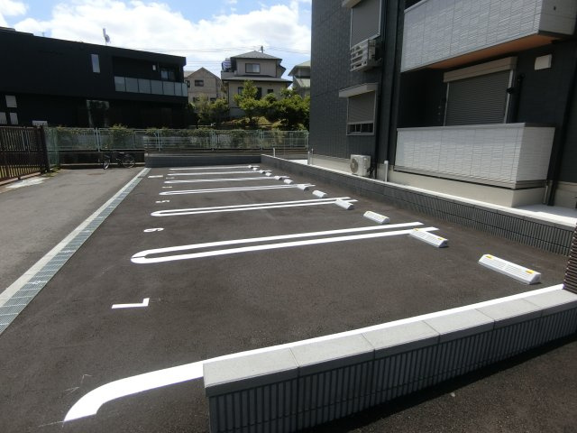 アクシスの駐車場