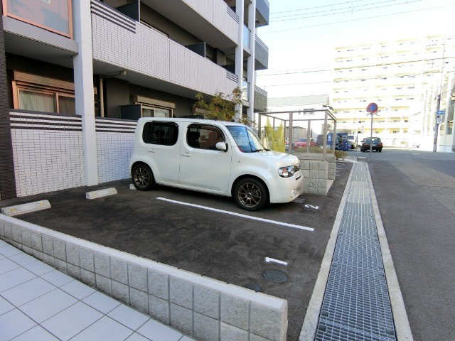 ブライジングの駐車場