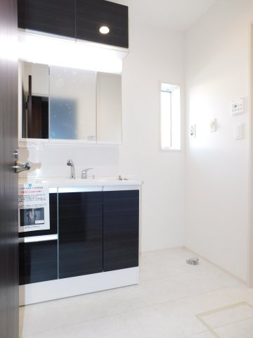 海部郡蟹江町宝４丁目の新築一戸建の独立洗面台|◇洗面台◇　　吊戸付き三面鏡シャンプードレッサー（ワイドサイズ）　床下収納庫完備　