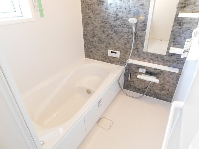 海部郡蟹江町宝４丁目の新築一戸建の浴室|◇浴室◇　　広い１坪サイズ・浴室暖房乾燥機・追い焚き・断熱浴槽・エコベンチ浴槽・キレイサーモフロア・オートバス・バリアフリー・浴室窓あり