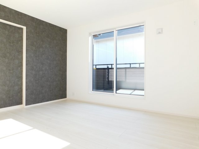 海部郡蟹江町宝４丁目の新築一戸建の洋室|◇洋室◇　　南面で明るい洋室８．５帖　ウォークインクローゼット完備！　バルコニー付き♪