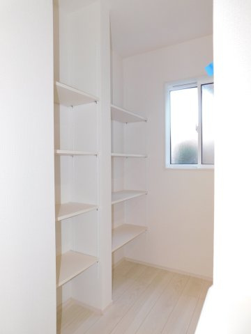 海部郡蟹江町宝４丁目の新築一戸建のキッチン|◇パントリー◇　　食料品や調味料、調理器具などが置ける可動棚のパントリー♪