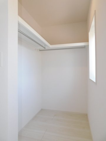 海部郡蟹江町宝４丁目の新築一戸建の収納|◇ウォークインクローゼット◇　　家族の洋服や季節の荷物などがまとめて収納できる大容量収納♪