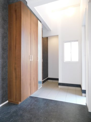 海部郡蟹江町宝４丁目の新築一戸建の玄関|◇玄関◇　　広い玄関スペース！！　靴などがスッキリと片付くミラー付きシューズ収納とアウトドア用品やベビーカーなどもしまえる土間収納完備！　上部吹抜♪