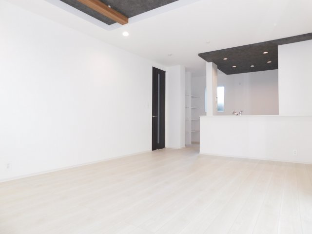 海部郡蟹江町宝４丁目の新築一戸建の居間・リビング|◇リビング◇　　南面で明るいリビング１７．８７５帖　キッチン横に可動棚のパントリー完備！