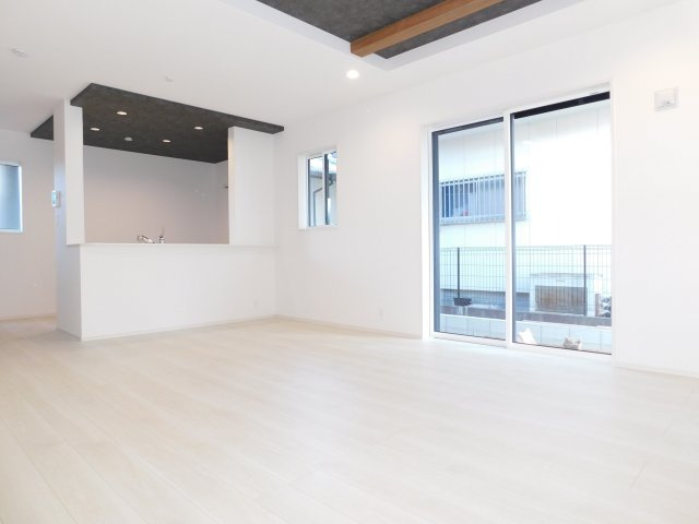 海部郡蟹江町宝４丁目の新築一戸建の居間・リビング|◇リビング◇　　南面で明るいリビング１７．８７５帖　ポップアップ天井のおしゃれなキッチン♪　　