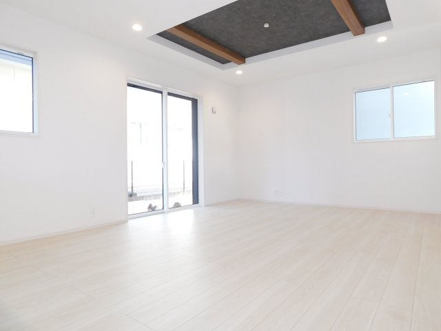 海部郡蟹江町宝４丁目の新築一戸建の居間・リビング|◇リビング◇　　南面で明るいリビング１７．８７５帖　折上天井の開放感のある空間♪
