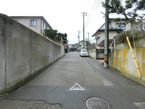 新潟市西区五十嵐三の町東の前面道路含む現地写真|北西側の道路は幅員約6.0mの公道です。車のすれ違いも問題なく出来ます。