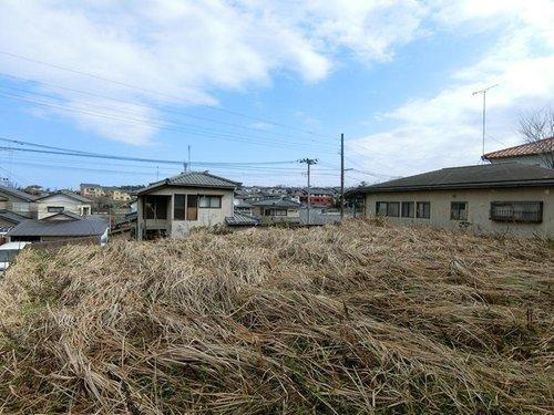 新潟市西区五十嵐三の町東の土地図|実際に敷地内に入って撮影した写真です。水道のみ敷地内引込有り、ガスと下水は前面道路まできています。