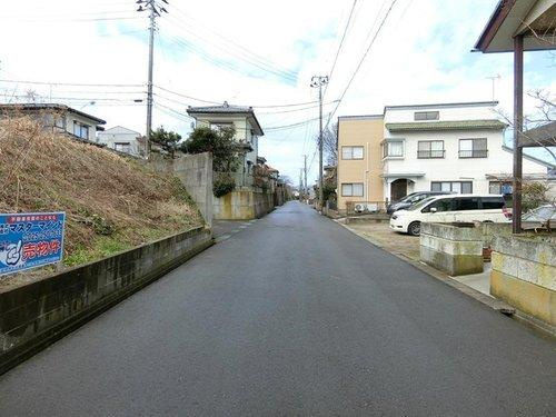 新潟市西区五十嵐三の町東の前面道路含む現地写真|北東側の前面道路は幅員約6.1mの公道です。