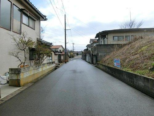 新潟市西区五十嵐三の町東の前面道路含む現地写真|二方向の道路に面した角地ですが、どちらも公道で私道負担はありません。