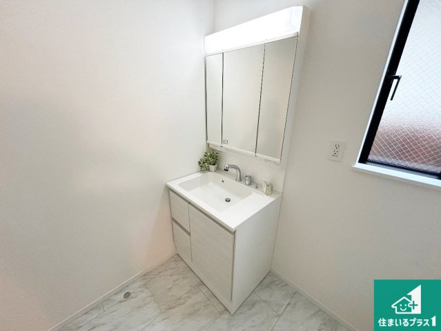 7(土)8(日)現地説明会　堺市美原区阿弥　限定1邸の独立洗面台|清潔感のある洗面台です。フラットな鏡は掃除がしやすく毎日清潔！鏡裏には収納があるのでスッキリとした洗面台が保てます。