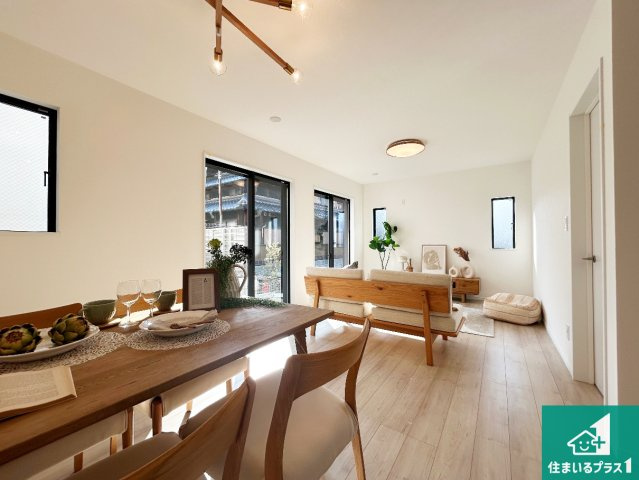 7(土)8(日)現地説明会　堺市美原区阿弥　限定1邸の居間・リビング|日当たり良好の明るいリビングで朝の目覚めもスッキリできそう！対面キッチンでご家族のコミュニケーションも自然と増える設計！小さなお子様が遊ぶスペースを作っても広々とくつろげるLDK！