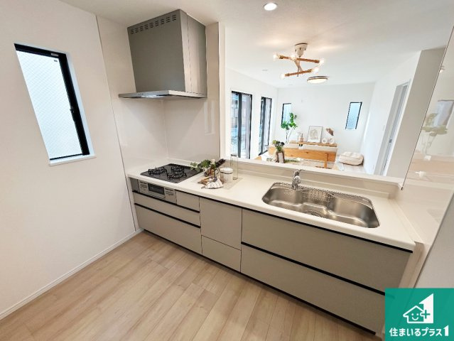 7(土)8(日)現地説明会　堺市美原区阿弥　限定1邸のキッチン|リビングと統一感があり、使い勝手のいいキッチン。広々としているので、二人並んで作業が出来ちゃいます。お子様と一緒に色々なお料理に挑戦できるスペースがあります。