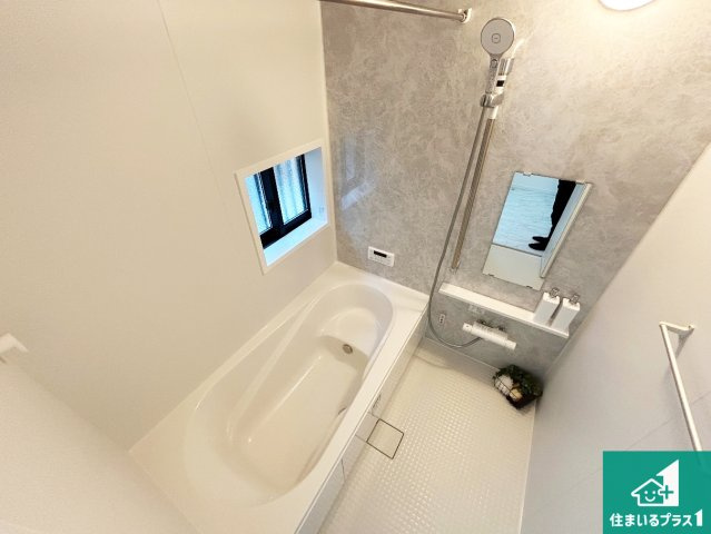 7(土)8(日)現地説明会　堺市美原区阿弥　限定1邸の浴室|足をゆったり伸ばして寛げる浴槽です。窓が設けられていますので差し込む光が明るく穏やかな雰囲気にしてくれます♪浴室乾燥機も設置しているので、雨の日の洗濯物も安心です♪