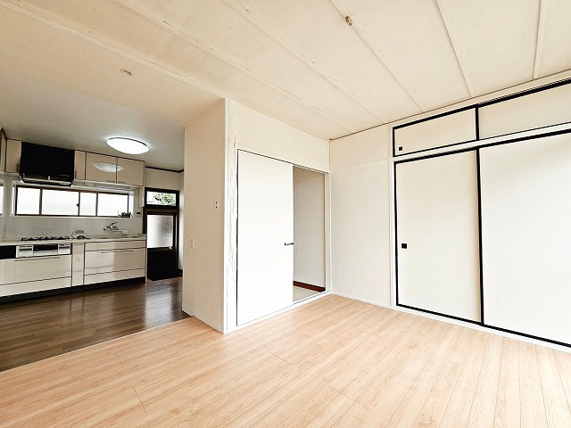 【居間・リビング】 | 安来市荒島町収益戸建 | ゆったり過ごせるリビングです