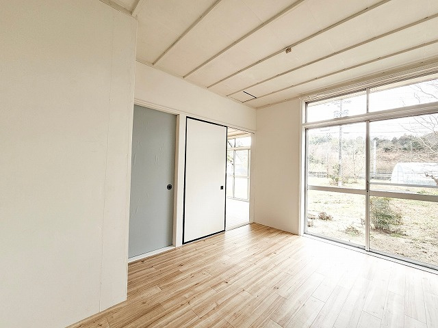 【洋室】 | 安来市荒島町収益戸建 | 落ち着いた色調の洋室です