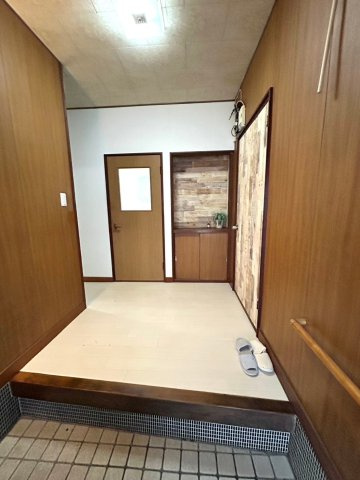 【玄関】 | 安来市荒島町収益戸建 | 玄関です