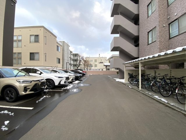 チュリス南10条の駐車場