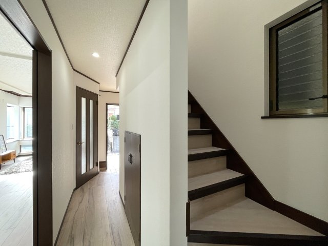 ロフトって普通行き止まりですよね？そこから先、秘密の屋上みたいなちょっとオモローな『神奈川区六角橋６丁目』内外装リフォームの内装|明るい室内です