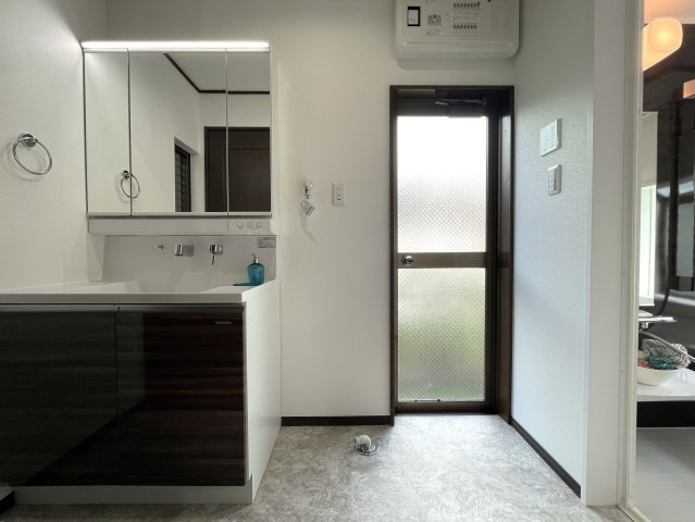 ロフトって普通行き止まりですよね？そこから先、秘密の屋上みたいなちょっとオモローな『神奈川区六角橋６丁目』内外装リフォームの脱衣所